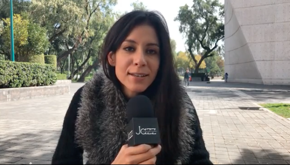 Dannah Garay platica para el público de Contratiempo jazz