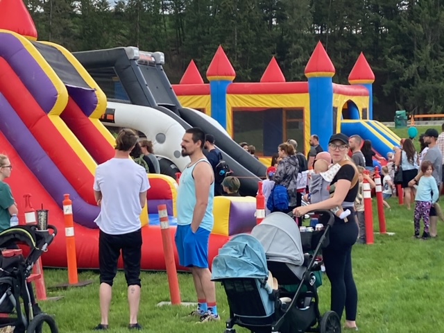 KID’S GIANT INFLATABLE FUNLAND